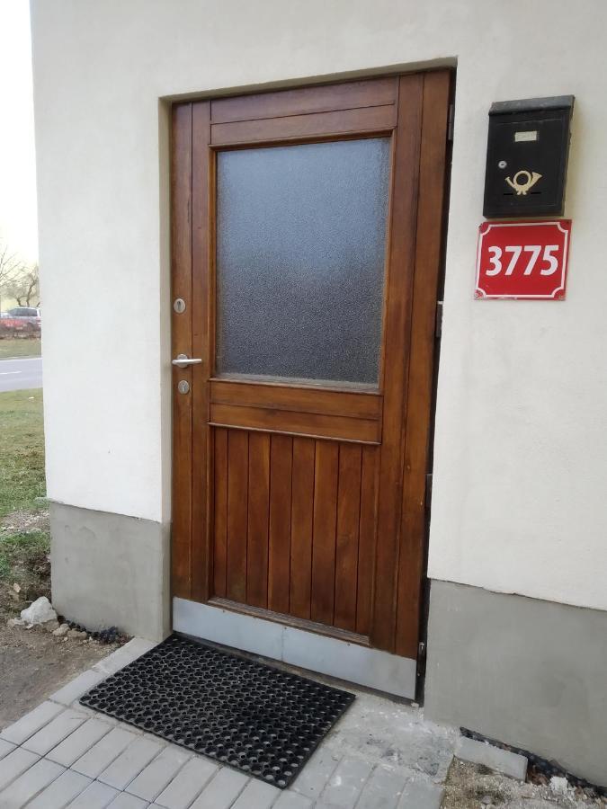 Minidomecek Apartment Зноймо Екстериор снимка